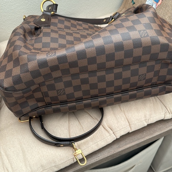 Louis Vuitton - Picture 5 of 16